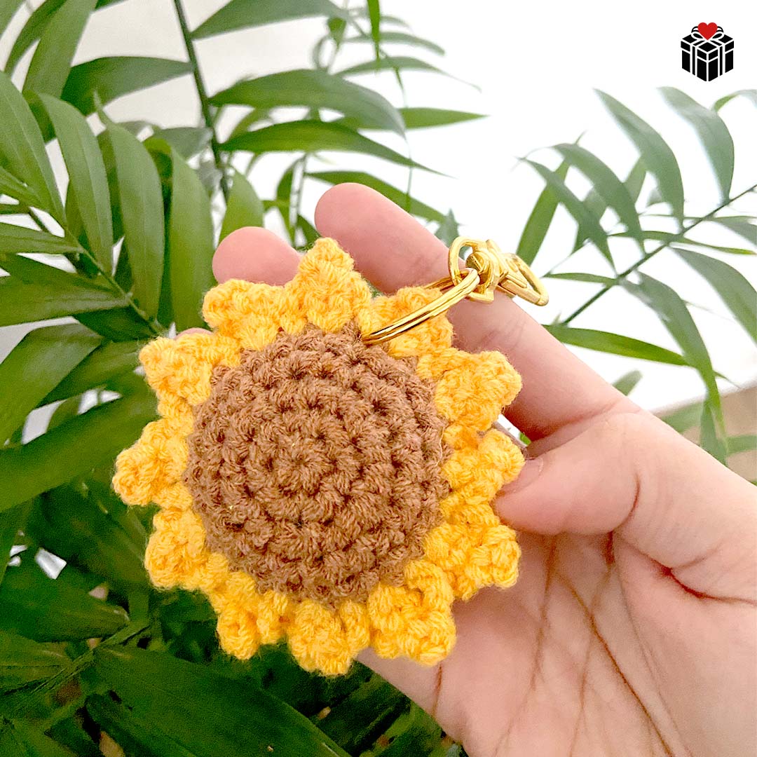 WOLLIGE SONNENBLUME-ANHÄNGER